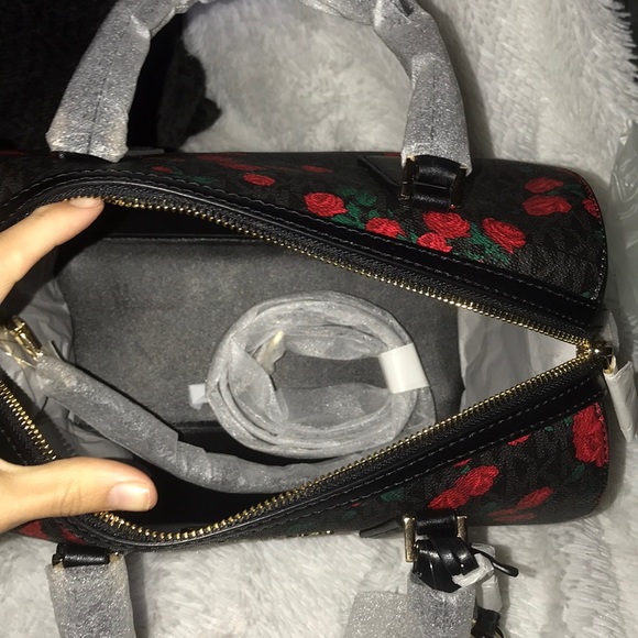 Michael Kors Hayes Duffle - Picture 4 of 6